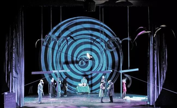 演繹不同版本的《波西米亞人》舞臺劇表演，一次嗨個夠