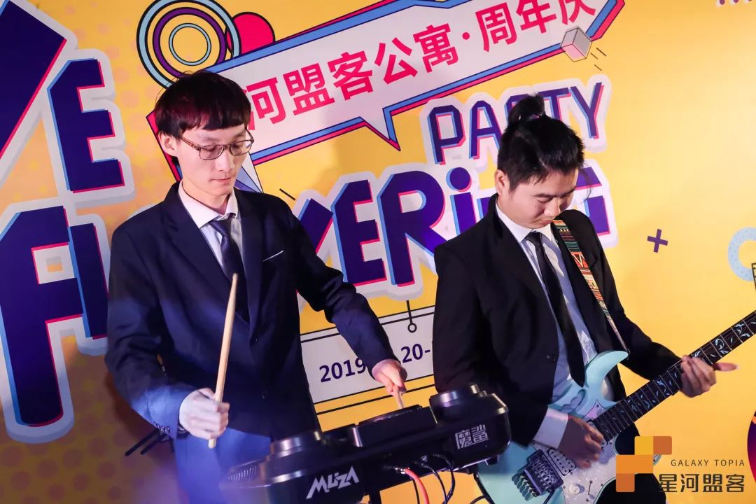 燈光閃爍一秒，瞬間進(jìn)入周年慶典活動(dòng)，面具策劃形式很朋克