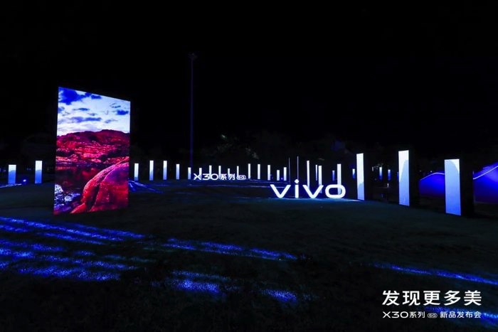 融合山水的開放式發(fā)布會(huì)活動(dòng)，策劃的水池X型舞臺(tái)藝術(shù)范兒十足