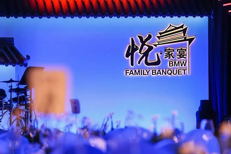 “越來(lái)越會(huì)玩兒”的發(fā)布會(huì)活動(dòng)真新穎，現(xiàn)場(chǎng)擺攤販賣中華傳統(tǒng)小吃