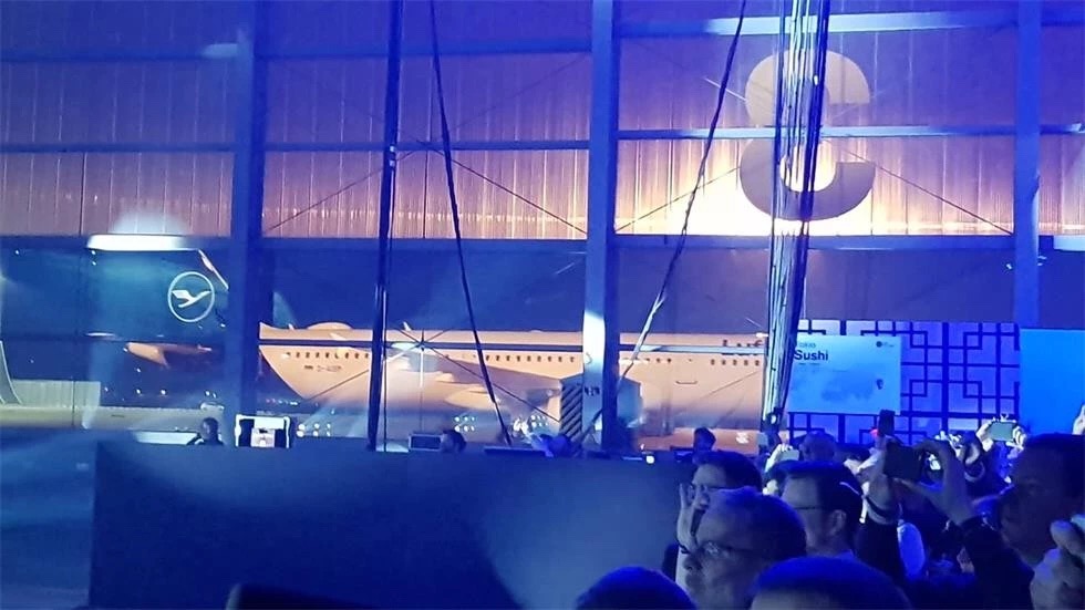 航空公司發(fā)布會(huì)策劃了一個(gè)將客人、手機(jī)和屏幕連接在一起的藝術(shù)裝置
