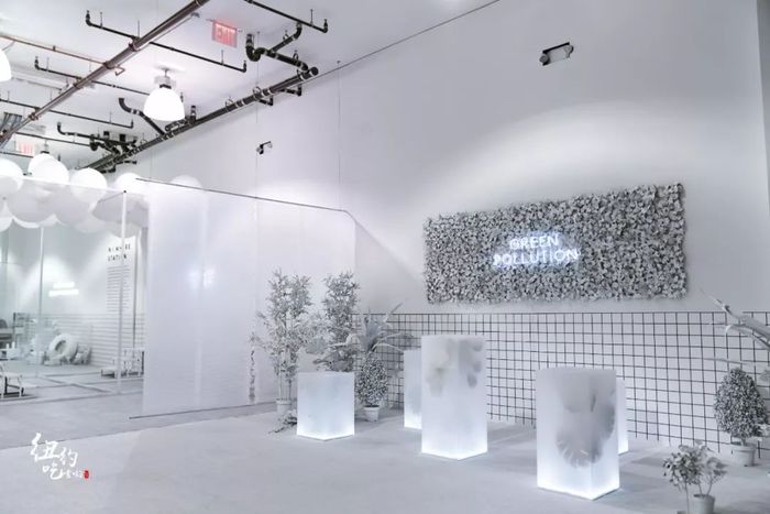 主題快閃店形式的展覽策劃，黑白風(fēng)格很是印象深刻