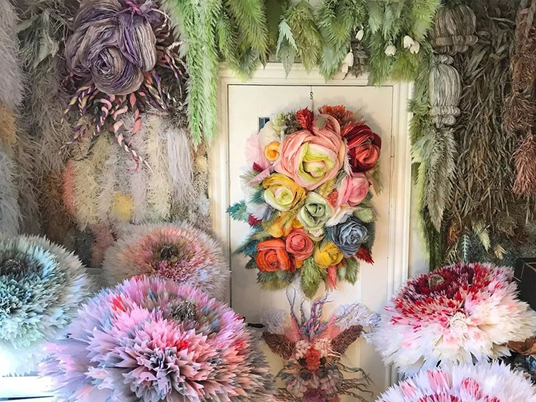 以顏色輕柔的紙層層堆疊并錦簇成花朵的展覽活動(dòng)，真的驚喜了雙眼