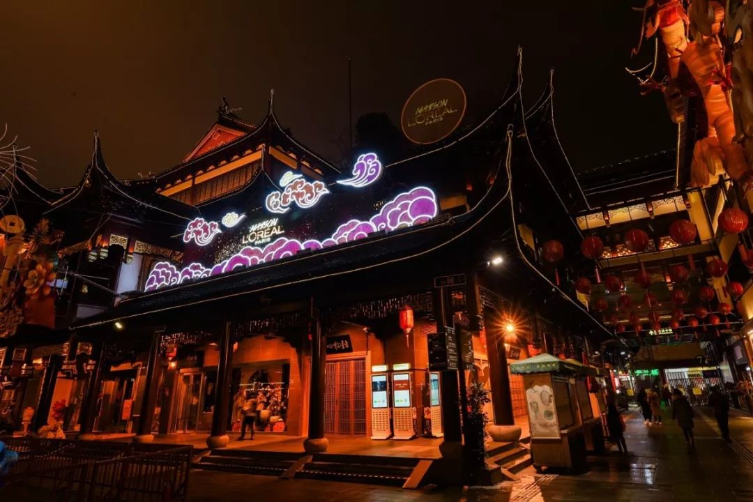 巴黎歐萊雅燈會(huì)快閃店活動(dòng)詮釋著什么是傳統(tǒng)與科技融合、經(jīng)典與現(xiàn)代碰撞