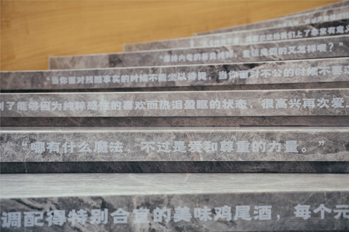 音樂劇的展覽活動形式竟然以一本書開篇，這是一部萬人迷的音樂劇吧