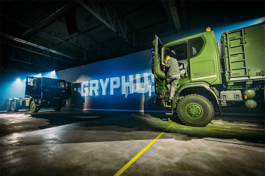 軍用卡車展覽活動策劃的啟動儀式充滿了隆重和神圣，肅然起敬