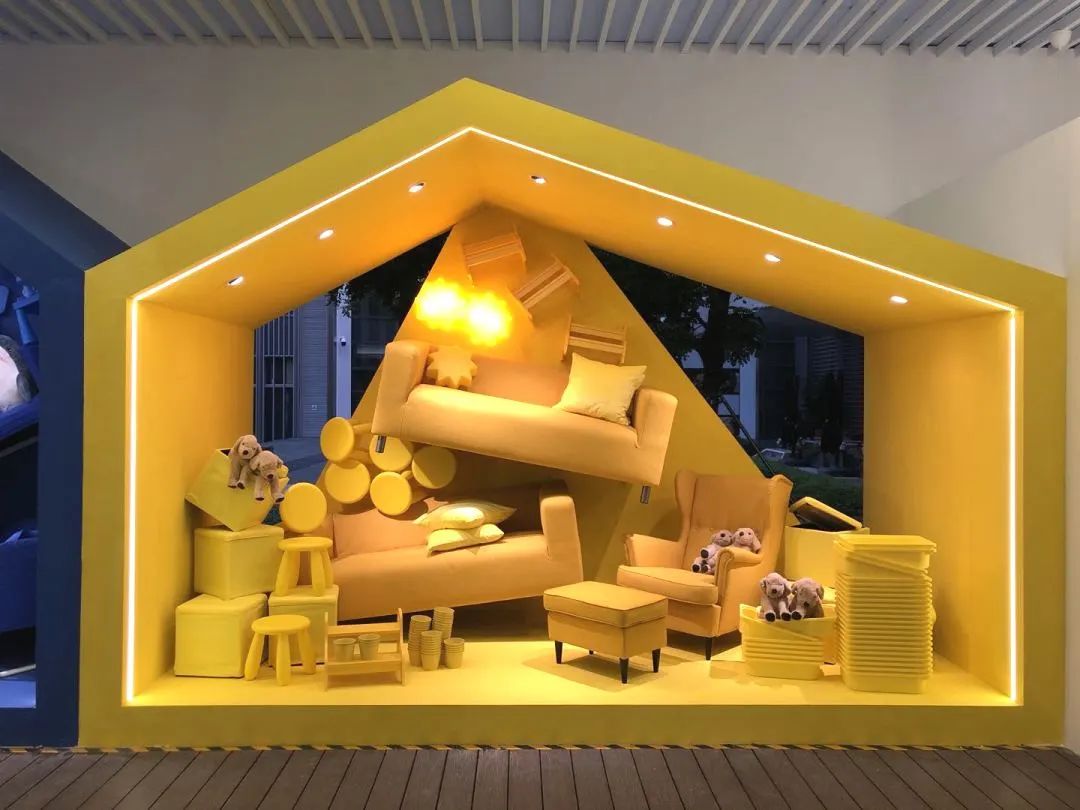 宜家快閃店展覽活動自帶吸睛特效，藍色購物袋甚是撩人