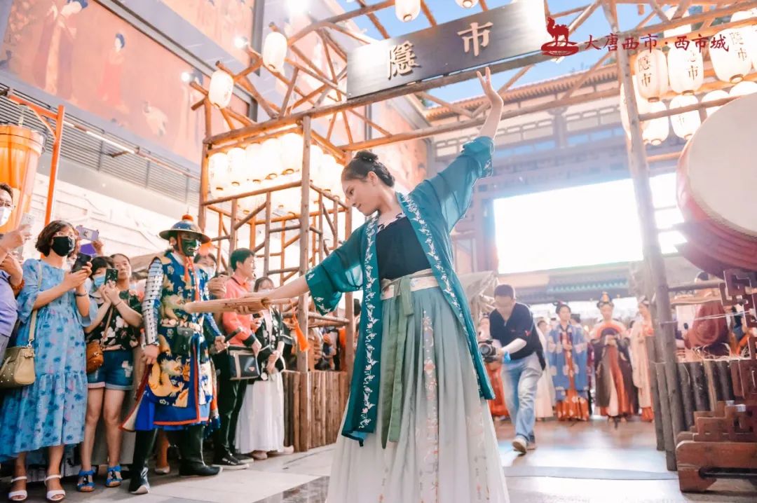 古代創(chuàng)意市集活動現(xiàn)場驚現(xiàn)百余位漢服同胞，策劃表演體驗十足