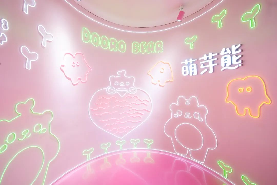 原創(chuàng)IP萌芽熊突現(xiàn)快閃店活動(dòng)撒嬌求抱抱，策劃的玻璃花房好夢(mèng)幻