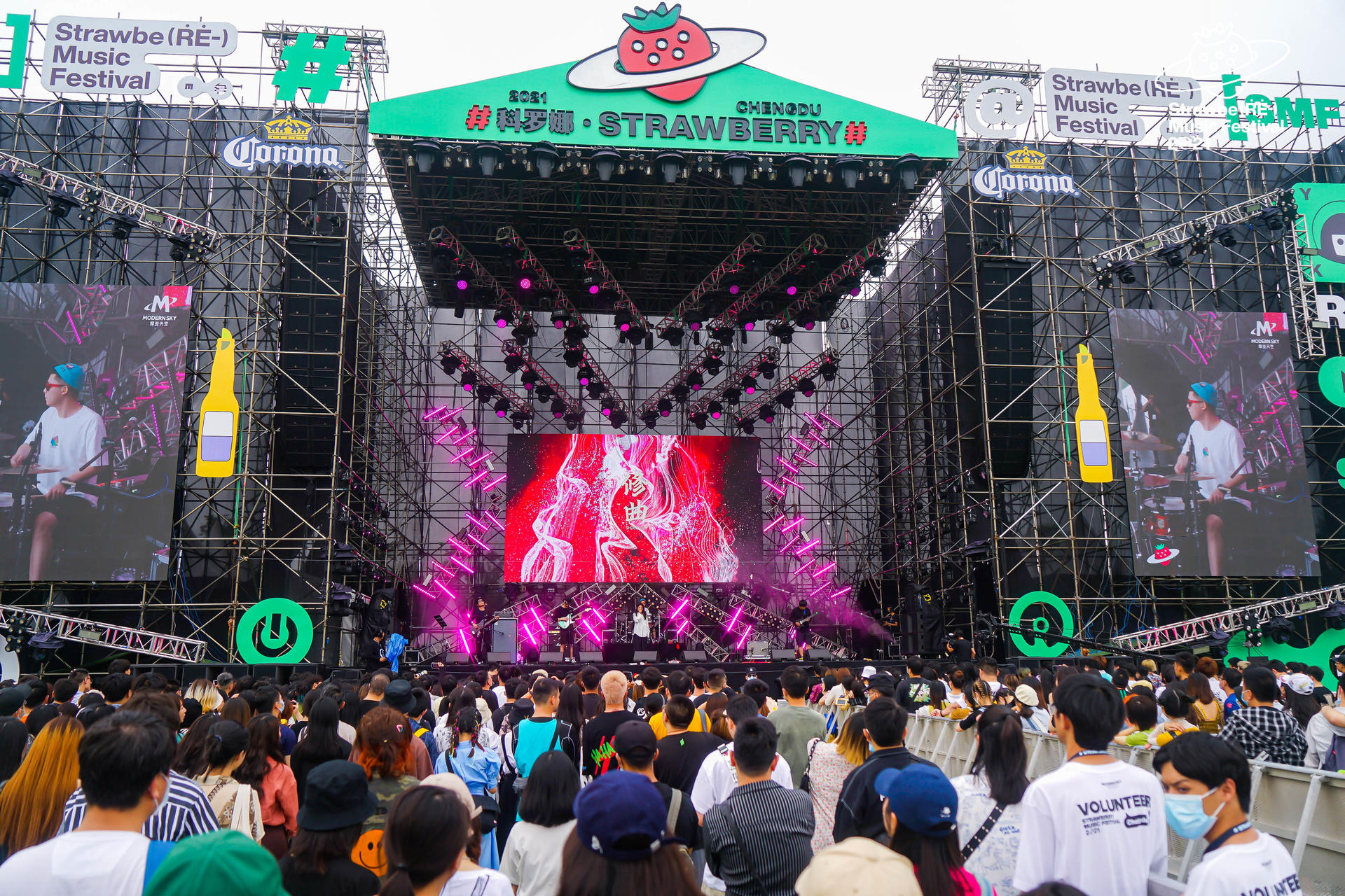 2021成都草莓音樂節(jié)活動(dòng)策劃充滿了異域氣氛，聽歌飲酒，快樂就如此