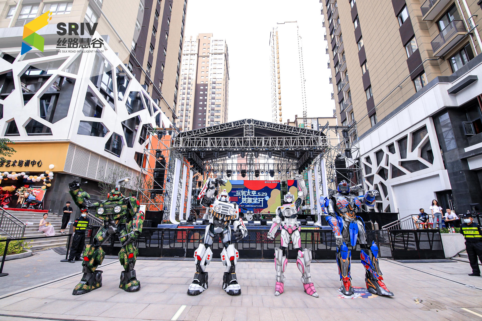概念街區(qū)開街儀式活動策劃空降知名樂隊(duì)，爆梗頻出尖叫不斷