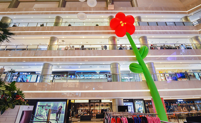 16米小紅花藝術(shù)活動策劃裝置綻放于城市中央，洋溢著溫暖的香